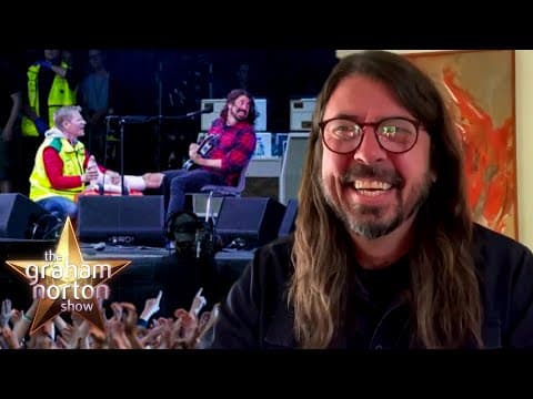 Dave Grohl hraje se zlomenou nohou a Tom Jones o Elvisovi