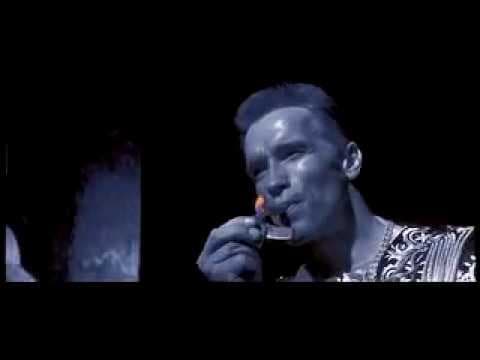 Arnold jako Hamlet