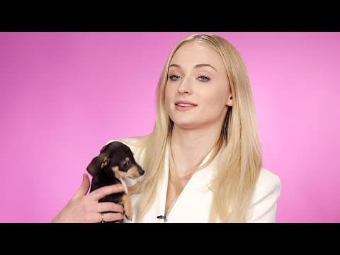 Sophie Turner si hraje se štěňátky a odpovídá na dotazy