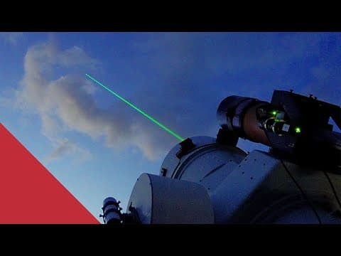 Proč tato observatoř střílí laserem na satelity